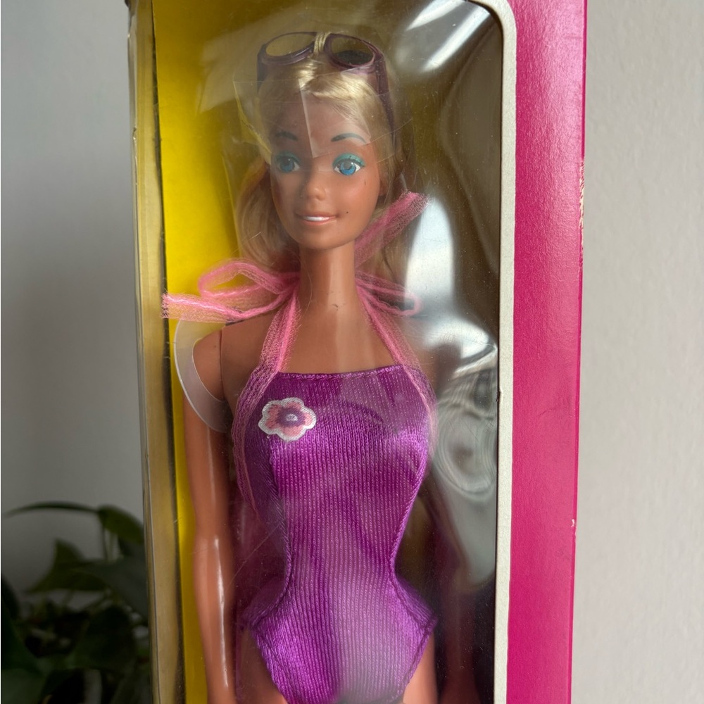 Mattel Sunsational Malibu Barbie in Purple Swimsuit - Picture 2 of 6
